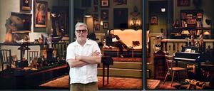 Der Künstler Rodney Graham im Museum Frieder Burda in Baden-Baden vor seinem Werk „Antiquarian Sleeping in His Shop“ aus dem Jahr 2017. 