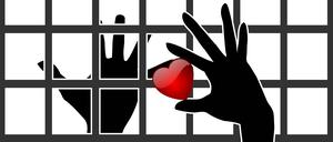 Eine heimliche Liebe zwischen einer Justizvollzugsbeamtin und einem Strafgefangenen kann zur Entlassung führen. 