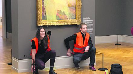 Klimaaktivisten vor dem Monet-Gemälde im Potsdamer Museum Barberini