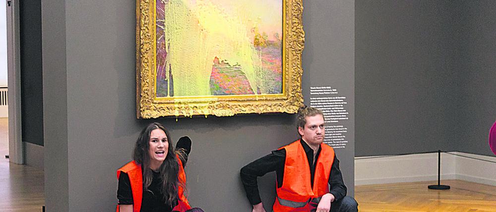 Klimaaktivisten vor dem Monet-Gemälde im Potsdamer Museum Barberini