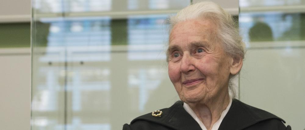 Ursula Haverbeck, damals 88 Jahre alt, im Berliner Amtsgericht Tiergarten in einem Gerichtssaal.