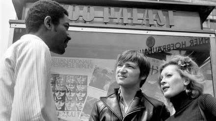 Berliner Mischung. Conrad Jennings, Rainer Werner Fassbinder und Ingrid Caven vor dem Zoo-Palast.