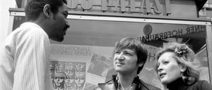 Berliner Mischung. Conrad Jennings, Rainer Werner Fassbinder und Ingrid Caven vor dem Zoo-Palast.