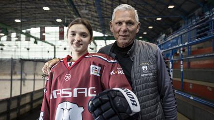 Julie Lee spielt seit dieser Saison bei den Eisbären Juniors, ihr Opa ist im Aufsichtsrat tätig.