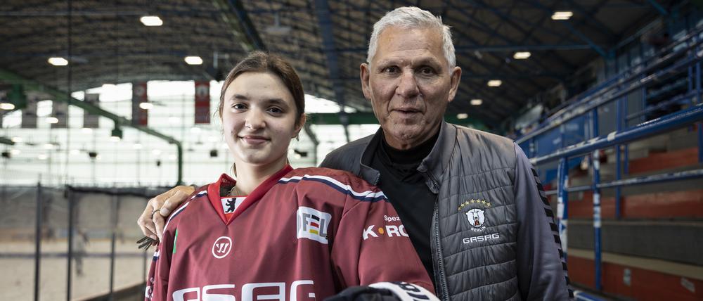 Julie Lee spielt seit dieser Saison bei den Eisbären Juniors, ihr Opa ist im Aufsichtsrat tätig.
