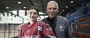 Julie Lee spielt seit dieser Saison bei den Eisbären Juniors, ihr Opa ist im Aufsichtsrat tätig.
