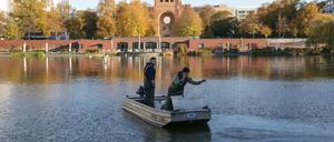 Mitarbeiter vom Fischereiamt Berlin legen Fischernetze im Engelbecken aus. 