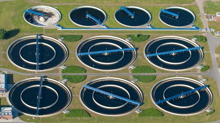 Klaerwerk Hetlingen: DEUTSCHLAND, SCHLESWIG HOLSTEIN, (GERMANY), 18.05.2004: Klärwerk Hetlingen, Abwasserreinigung über Klärbecken