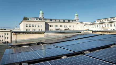 Das Dach des Friedrichshainer Gymnasiums beim Frankfurter Tor ist größtenteils mit Solarmodulen belegt - der Bezirk und die Schule profitieren davon.