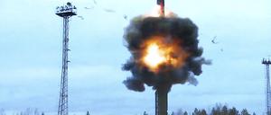 Ein Standbild aus einem vom russischen Verteidigungsministerium veröffentlichten Video zeigt die russische Interkontinentalrakete Yars, die bei Übungen der strategischen Nuklearstreitkräfte des Landes auf dem Kosmodrom von Plesetsk (Russland) gestartet wurde.