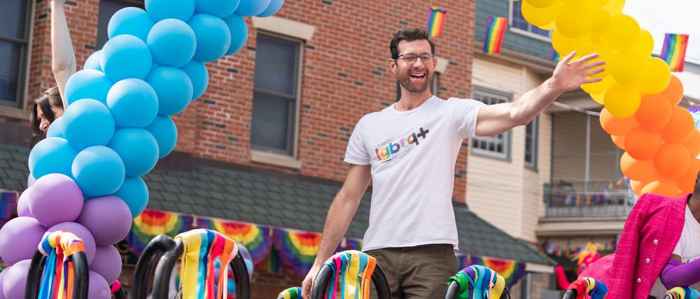 Cis-weißer schwuler Mann des Jahres. Podcaster Bobby (Billy Eichner) fühlt sich bereits als Auslaufmodell.