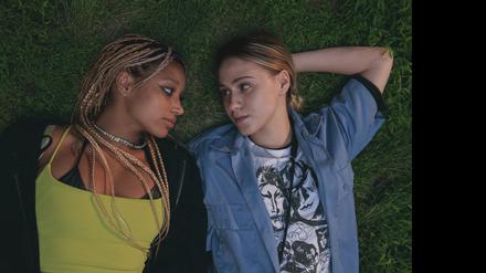 Sophie (Amandla Stenberg) und ihre neue Freundin Bee (Maria Bakalowa).