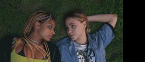Sophie (Amandla Stenberg) und ihre neue Freundin Bee (Maria Bakalowa).