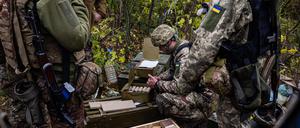 Ukrainische Soldaten überprüfen ihre Munition in einer Stellung an der Frontlinie in der ostukrainischen Region Donezk, am 24. Oktober 2022, mitten im russischen Einmarsch in die Ukraine. (Archiv)