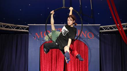 Anscheinend schwerelos: Daria und Partner üben am Ring