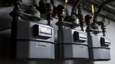 Gaszähler hängen an der Wand in einem Keller. (Symbolbild)