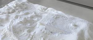 Zahnpasta härtet aus und bildet mysteriöse Risse und Kreater.