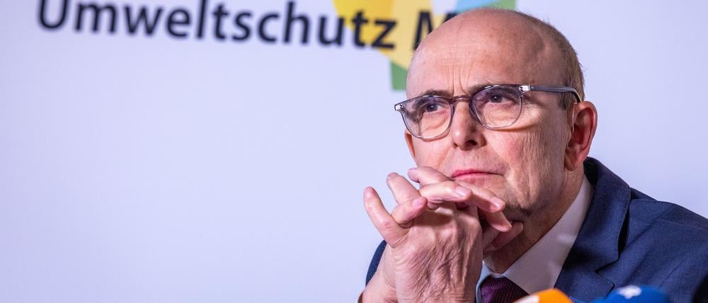 Erwin Sellering, früherer Ministerpräsident von Mecklenburg-Vorpommern und Vorstandsvorsitzender der Klimastiftung MV, beantwortet bei einer Pressekonferenz die Fragen von Medienvertretern. (Archiv)