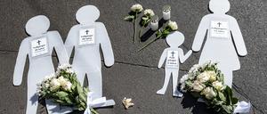 ARCHIV - 06.09.2020, Berlin: Figuren, die die Opfer darstellen, liegen bei der Mahnwache zum Jahrestag des SUV-Unfalls in der Invalidenstraße am Boden. Im Prozess nach einem SUV-Unfall in Berlin, bei dem vier Fußgänger starben, hat die Verteidigung Zweifel an Angaben eines Arztes geäußert. Der Mediziner, bei dem der Angeklagte damals in der Hauptstadt in Behandlung war, habe die Patientenakte des 44-Jährigen im Nachhinein hinsichtlich einer angeblichen Risiko- und Sicherheitsaufklärung ergänzt, erklärte ein Anwalt am 12.01.2022 vor dem Berliner Landgericht. (zu dpa "SUV-Prozess mit vier Toten: Debatte über Patientenakte des Fahrers") Foto: Fabian Sommer/dpa +++ dpa-Bildfunk +++
