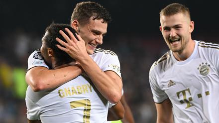 Benjamin Parvard bejubelt sein Tor zum 3:0 mit Serge Gnabry und Matthijs de Ligt.