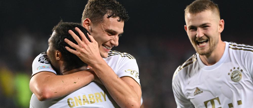 Benjamin Parvard bejubelt sein Tor zum 3:0 mit Serge Gnabry und Matthijs de Ligt.