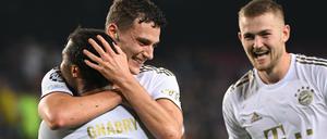 Benjamin Parvard bejubelt sein Tor zum 3:0 mit Serge Gnabry und Matthijs de Ligt.