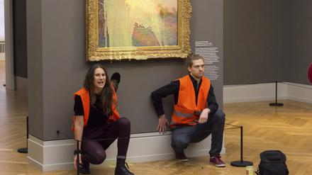 Klimaaktivisten der Klimaschutz-Protestgruppe „Letzte Generation“, nachdem sie das Gemälde „Getreideschober“ (1890) von Claude Monet im Potsdamer Museum Barberini mit Kartoffelbrei beworfen haben. 
