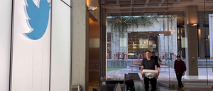 Tesla-Chef Elon Musk besucht den Hauptsitz des Kurznachrichtendienstes Twitter in San Francisco.