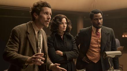 Burt (Christian Bale), Valerie (Margot Robbie) und Harold (John David Washington) tappen im Dunkeln.