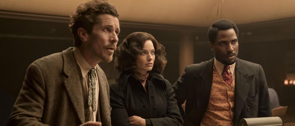 Burt (Christian Bale), Valerie (Margot Robbie) und Harold (John David Washington) tappen im Dunkeln.