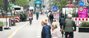 ARCHIV - 01.09.2021, Berlin: Fahrradfahrer fahren im September 2021 auf der Friedrichstraße auf einem autofreien Abschnitt. Geschäftsleute kritisieren den Verkehrsversuch, auch die Opposition hält ihn für falsch.
(zu dpa: «Kritik am Projekt «autofreie Friedrichstraße» reißt nicht ab») Foto: Carsten Koall/dpa +++ dpa-Bildfunk +++