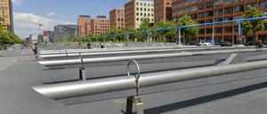 Wippen, Tilla-Durieux-Park, Potsdamer Platz, Mitte, Berlin, Deutschland *** Wippen, Tilla Durieux Park, Potsdamer Platz, Mitte, Berlin, Germany