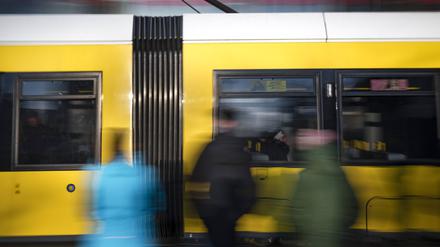 Einsteigen bitte. Die Länder befürchten, dass die Kosten für das Deutschlandticket sie überfordern.