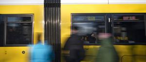 Einsteigen bitte. Die Länder befürchten, dass die Kosten für das Deutschlandticket sie überfordern.