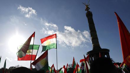  Demonstranten bei der Großdemonstration unter dem Motto Solidarität mit den Protestierenden im Iran mit Startpunkt Großer Stern. Berlin, 22.10..2022 *** Demonstrators at the large demonstration under the slogan solidarity with the protesters in Iran with starting point Großer Stern Berlin, 22 10 2022 Foto:xJ.xMWx/xFuturexImage