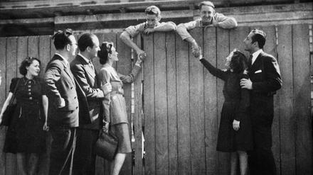 Besuch aus der Heimat. Das Foto zeigt Edith Piaf, zweite von rechts im Gespräch mit zwei gefangenen Franzosen, die auf einer Berliner Baustelle arbeiten. Es entstand wahrscheinlich 1943. 