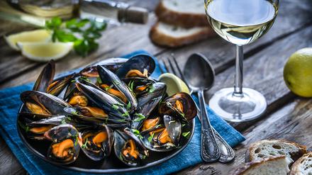 Muscheln und Wein.