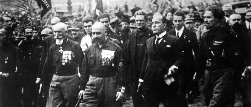 Ein Bluff mit Folgen. Benito Mussolini im Kreise seiner Getreuen. Die Bilder des „Marschs“ mit dem späteren Duce wurden alle nachgestellt.