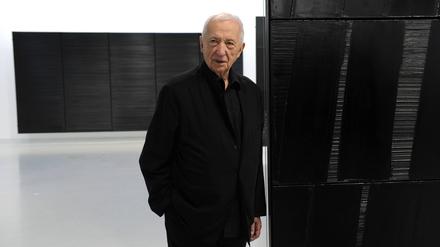 Pierre Soulages vor seinen Gemälden im Centre Pompidou in Paris.