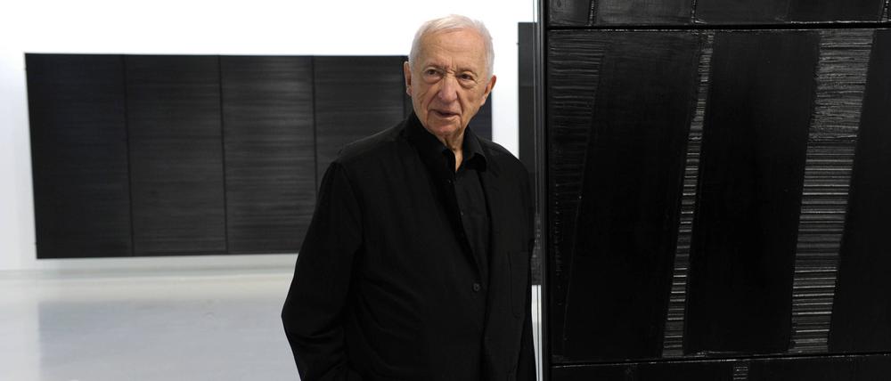 Pierre Soulages vor seinen Gemälden im Centre Pompidou in Paris.