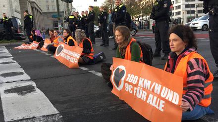 Klimaaktivisten haben am Donnerstagmorgen für mehr als zwei Stunden den Berufsverkehr im Berliner Ortsteil Friedrichshain ausgebremst. 