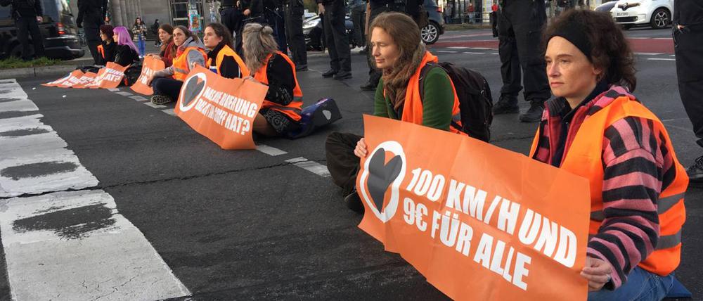 Klimaaktivisten haben am Donnerstagmorgen für mehr als zwei Stunden den Berufsverkehr im Berliner Ortsteil Friedrichshain ausgebremst.