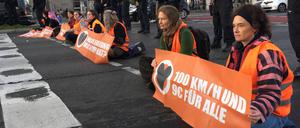 Klimaaktivisten haben am Donnerstagmorgen für mehr als zwei Stunden den Berufsverkehr im Berliner Ortsteil Friedrichshain ausgebremst.