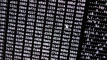 Ein Zahlencode läuft in der Zentralstelle Cybercrime Bayern (ZCB) über einen Bildschirm. 