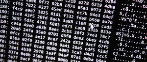 Ein Zahlencode läuft in der Zentralstelle Cybercrime Bayern (ZCB) über einen Bildschirm.