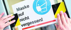 Maske auf? Ein Hinweisschild wird bei vielen Zeitgenossen nicht helfen. 