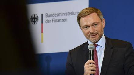 ARCHIV - 09.12.2021, Berlin: Christian Lindner (FDP), neuer Bundesminister der Finanzen, spricht bei der Zeremonie zur Amtsübergabe im Bundesfinanzministerium. Am 27. Oktober wird das Ergebnis der Herbst-Steuerschätzung veröffentlicht. Foto: Tobias Schwarz/AFP-Pool/dpa +++ dpa-Bildfunk +++