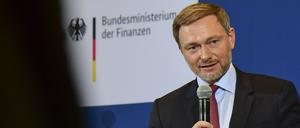 ARCHIV - 09.12.2021, Berlin: Christian Lindner (FDP), neuer Bundesminister der Finanzen, spricht bei der Zeremonie zur Amtsübergabe im Bundesfinanzministerium. Am 27. Oktober wird das Ergebnis der Herbst-Steuerschätzung veröffentlicht. Foto: Tobias Schwarz/AFP-Pool/dpa +++ dpa-Bildfunk +++