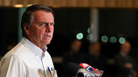 TOPSHOT - Brazilian President and re-election candidate Jair Bolsonaro gestures during a press conference at the Alvorada Palace in Brasilia, on October 26, 2022. - The Brazilian Superior Electoral Court (TSE) denied on Wednesday a request from the campaign for the re-election of Jair Bolsonaro to investigate alleged irregularities in the transmission of radio electoral propaganda, a fact described as serious by the president. (Photo by EVARISTO SA / AFP)
