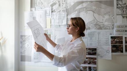 Bauleiterin bei der Arbeit. Jobs in der Baubranche gehören nach wie vor zu den bestbezahlten Berufen.